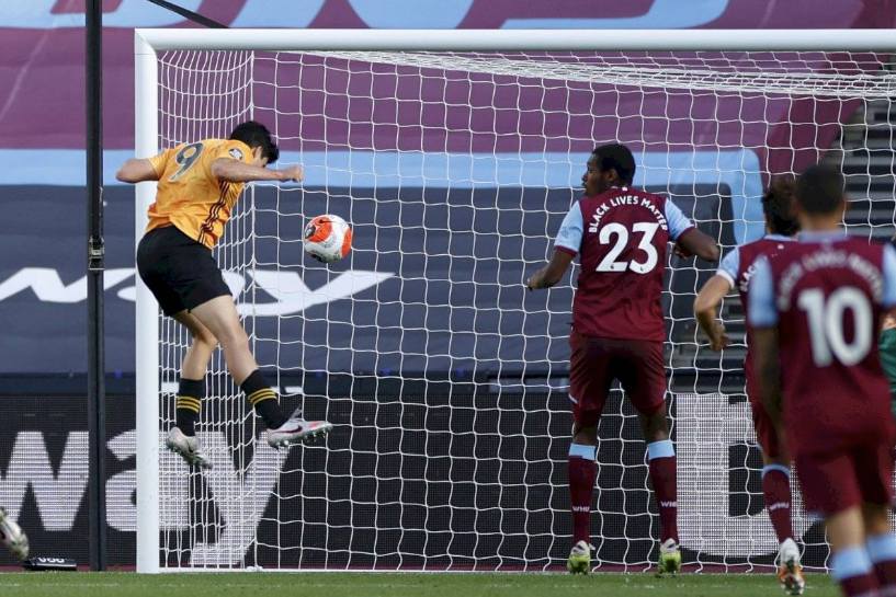 Raúl Jiménez anotando un gol con Wolverhampton