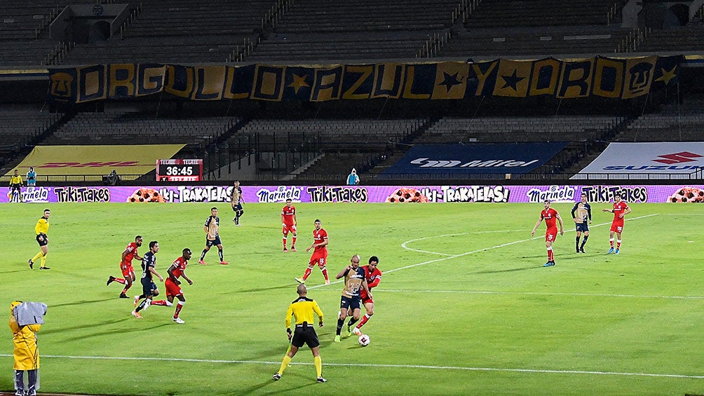 Manta de la Rebel en la tribuna durante el Pumas vs Toluca