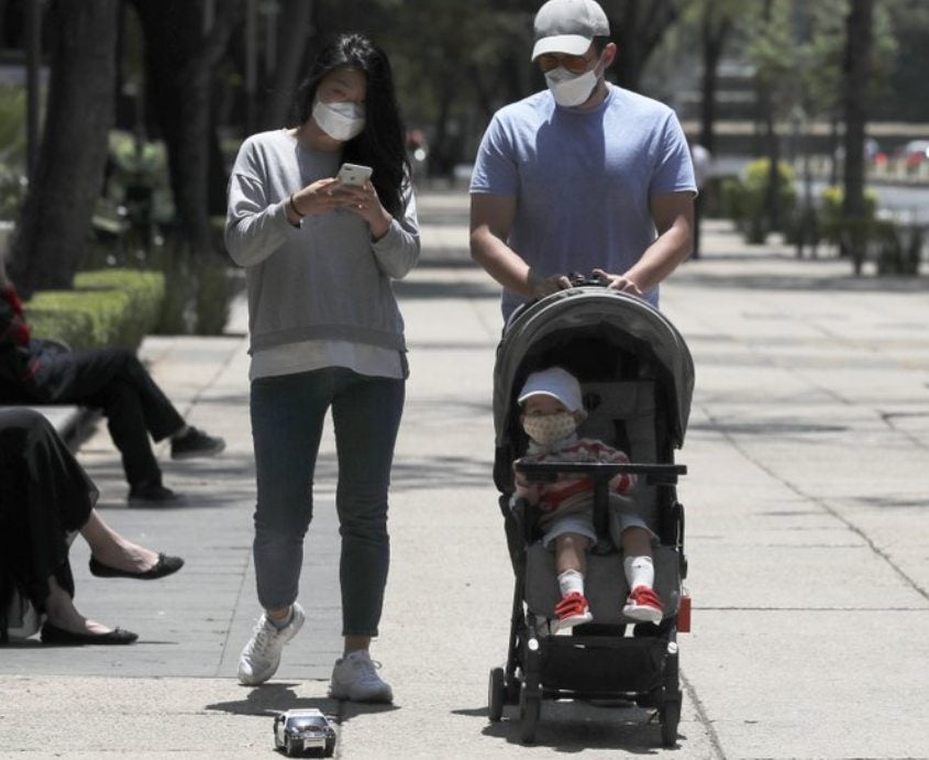 Gente paseando por las calles de la CDMX con cubrebocas 