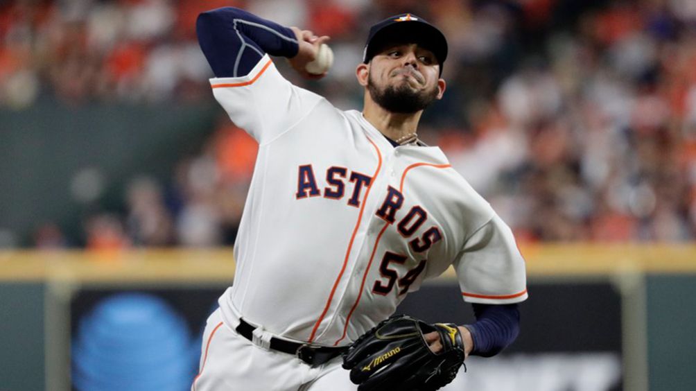 Roberto Osuna realiza un lanzamiento en un juego de los Astros