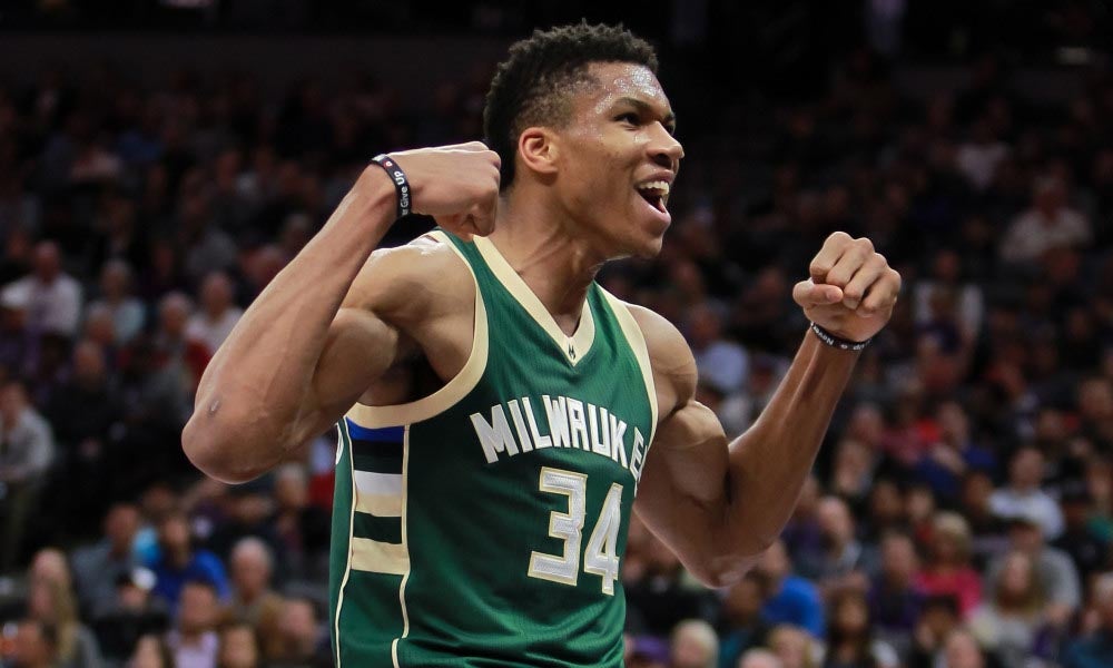 Giannis festeja una canasta