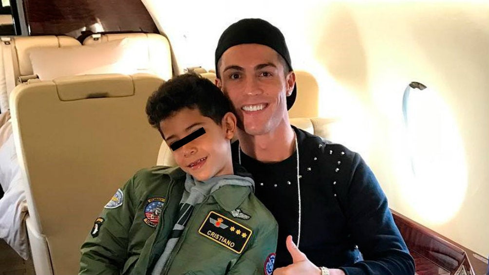 Cristiano con su hijo en un viaje