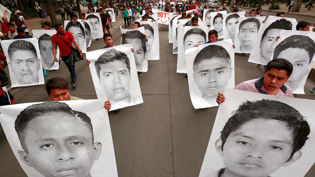 Familiares, estudiantes y simpatizantes de los 43 jóvenes desaparecidos de Ayotzinapa