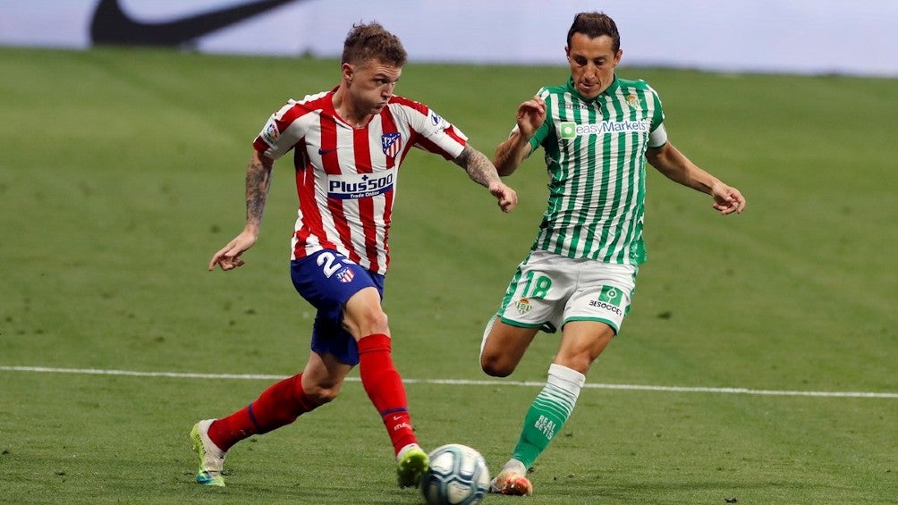 Andrés Guardado durante un partido con Betis