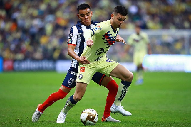 Benedetti protege el balón en la Final contra Monterrey