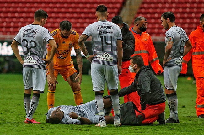 Ibarra se lamenta en el césped durante el juego contra Tigres