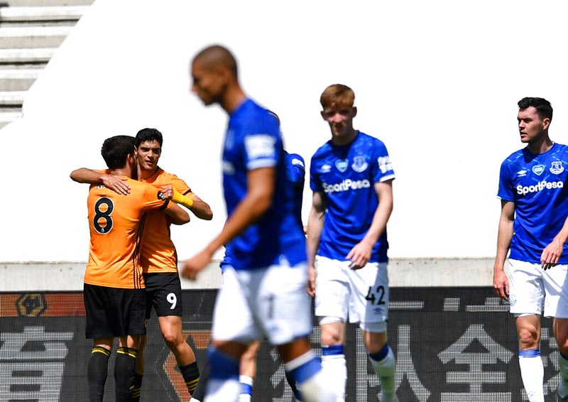 El mexicano celebra un gol con Wolverhampton