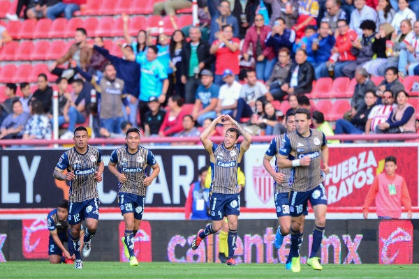 Jugadores del San Luis festejan un gol