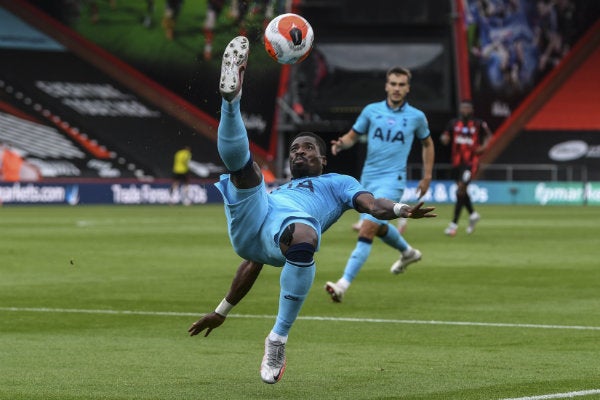 Serge Aurier durante un partido del Tottenham