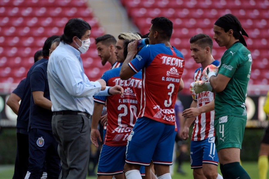 Luis Fernando Tena dando indicaciones a jugadores de Chivas