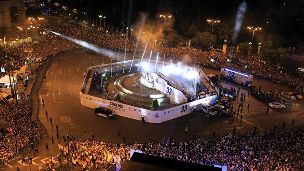 Afición Del Real Madrid festeja un título merengue en la Cibeles 