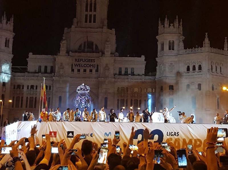 Jugadores y aficionados festejan en la Cibeles 