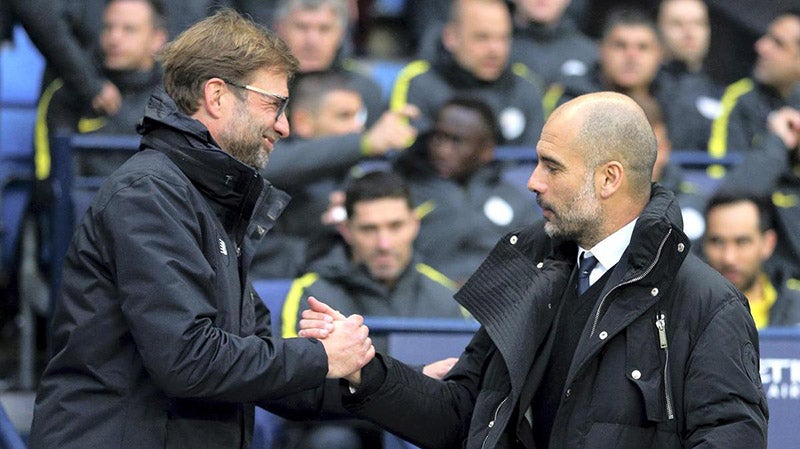 Klopp y Pep Guardiola se saludan previo a un duelo 