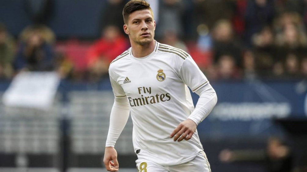 Luka Jovic durante un duelo con el Real Madrid 