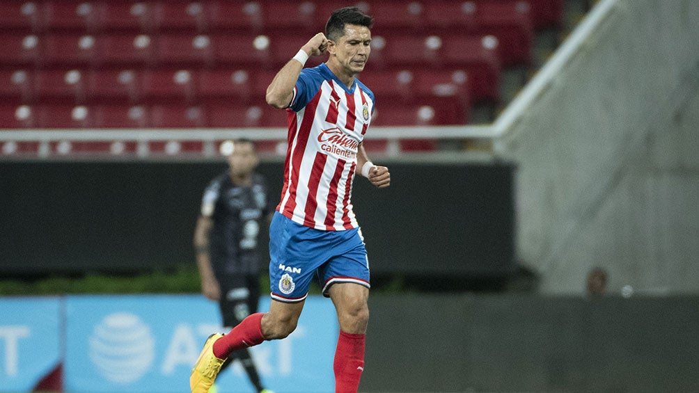 Jesús Molina en partido con Chivas 