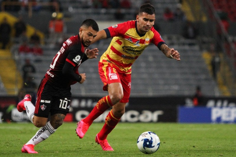 Sebastián Vegas en un juego con Monarcas 