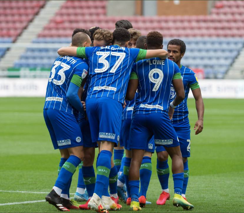 La escuadra del Wigan celebrando un gol 