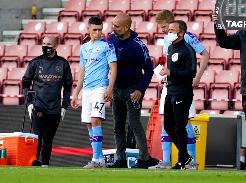 Pep Guardiola realiza una sustitución