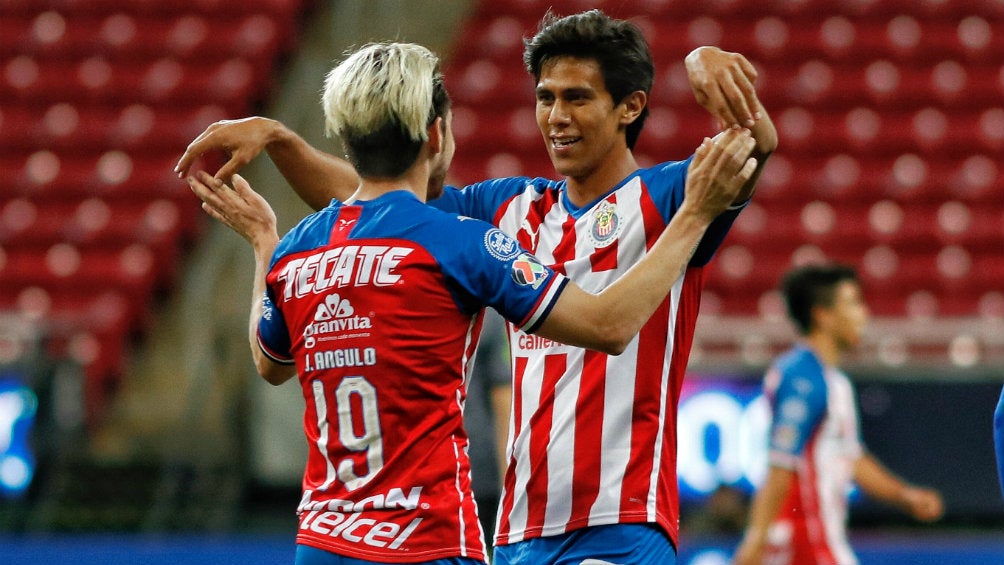 JJ Macías y Angulo en celebración de gol