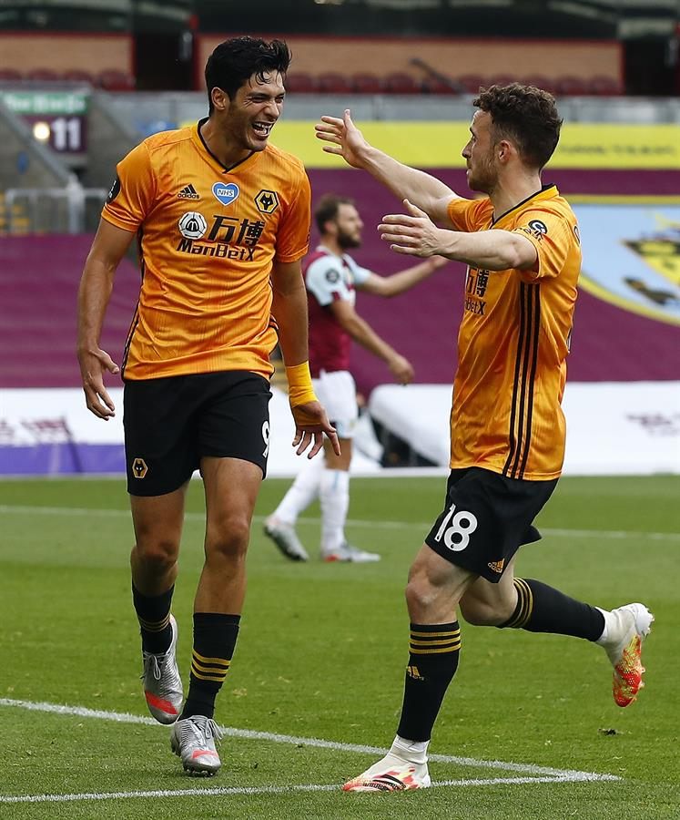 Raúl celebrando su gol con Wolves