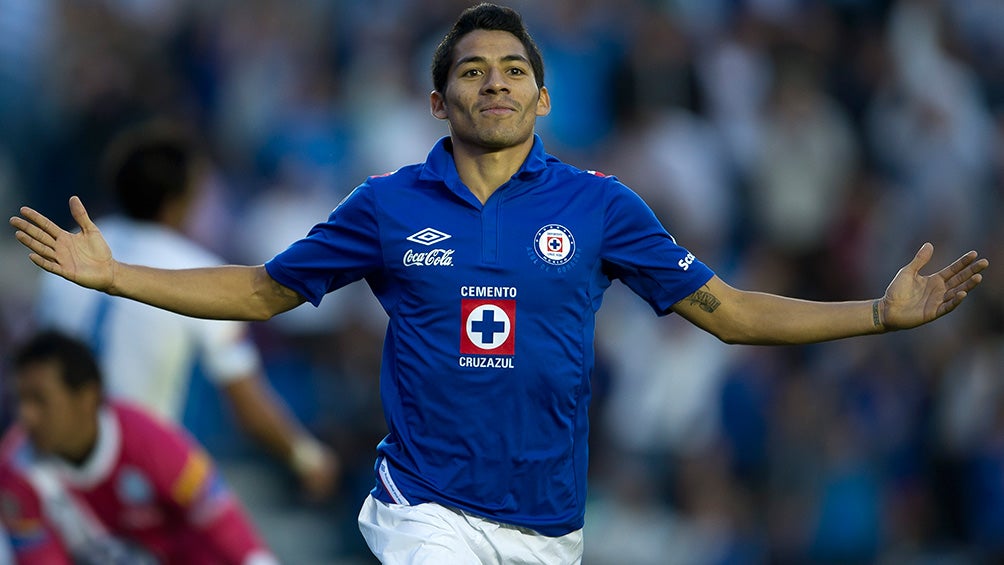 Aquino celebra un gol con Cruz Azul en 2013