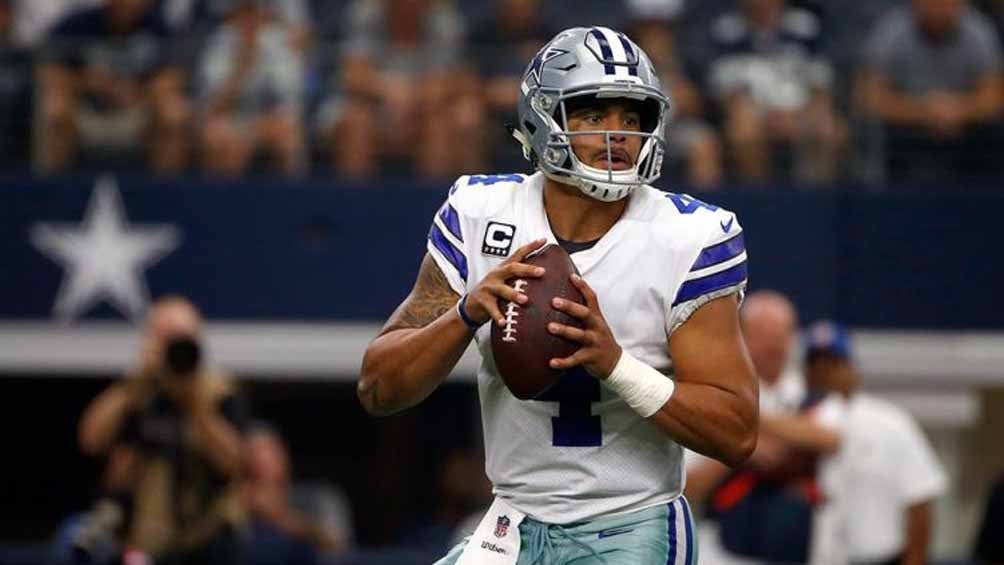 Dak Prescott visualiza el campo para lanzar un pase