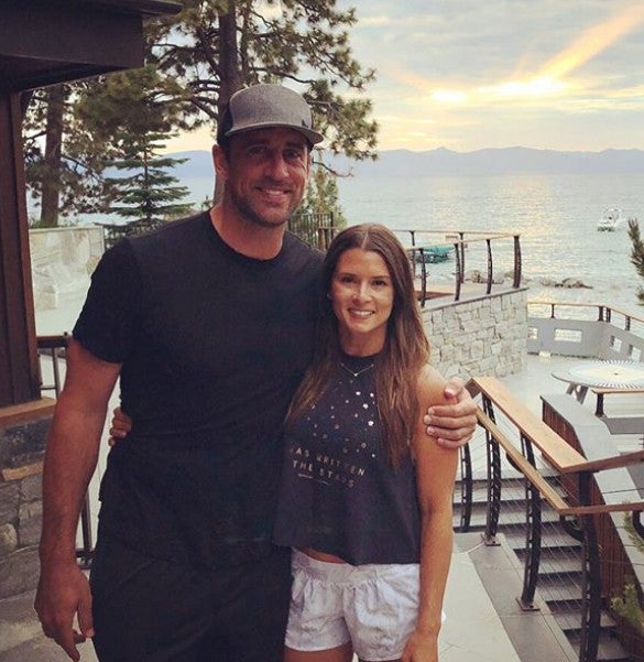 Aaron Rodgers junto a Danica Patrick