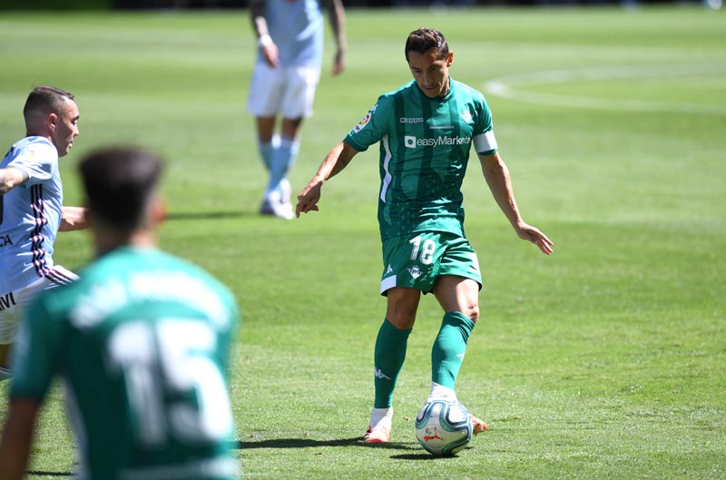 El mexicano en acción con el club verdiblanco