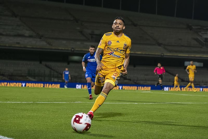 Javier Aquino durante el duelo de Tigres frente a Cruz Azul 