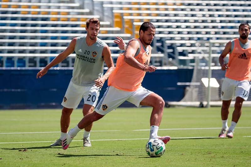 Chicharito, en un entrenamiento con Galaxy 