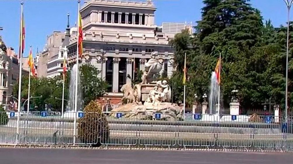 Fuente de Cibeles con vallas de seguridad