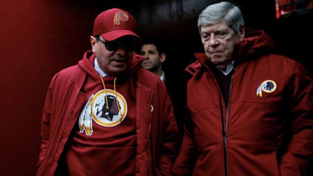 Dan Snyder entrando a la cancha por el túnel de Washington