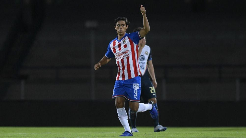 José Juan Macías celebrando una anotación con Chivas