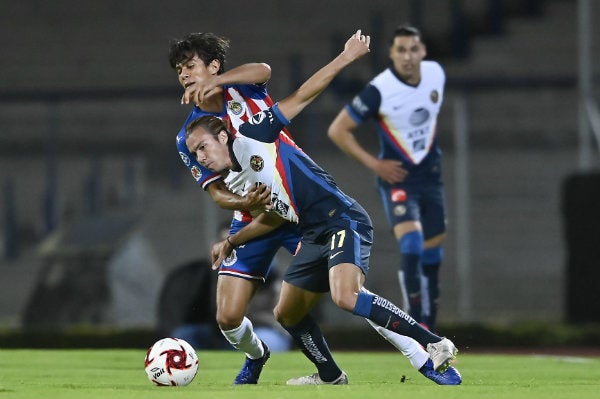 Córdova y Macías en disputa por el balón