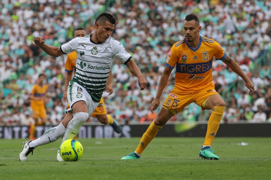 Thimothée Kolo durante un partido con Tigres