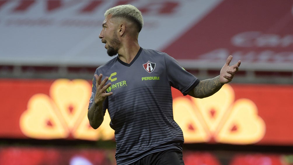 Luciano Acosta en juego con el Atlas dentro de Copa por México