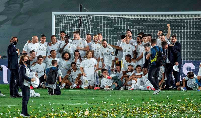 Jugadores del Real Madrid posan con el título de LaLiga 