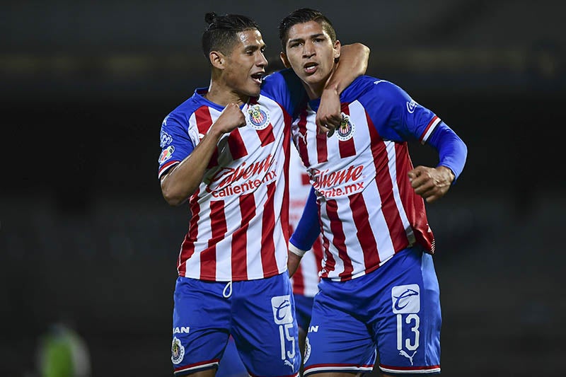 Zaldívar y Uriel Antuna durante el duelo contra América 