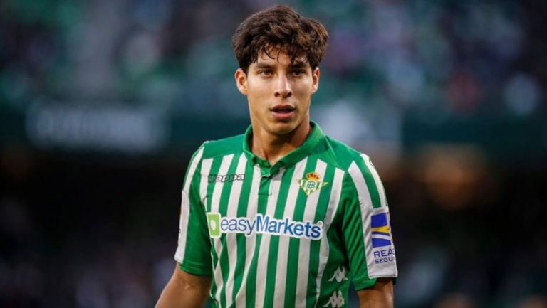 Diego Lainez observa las acciones