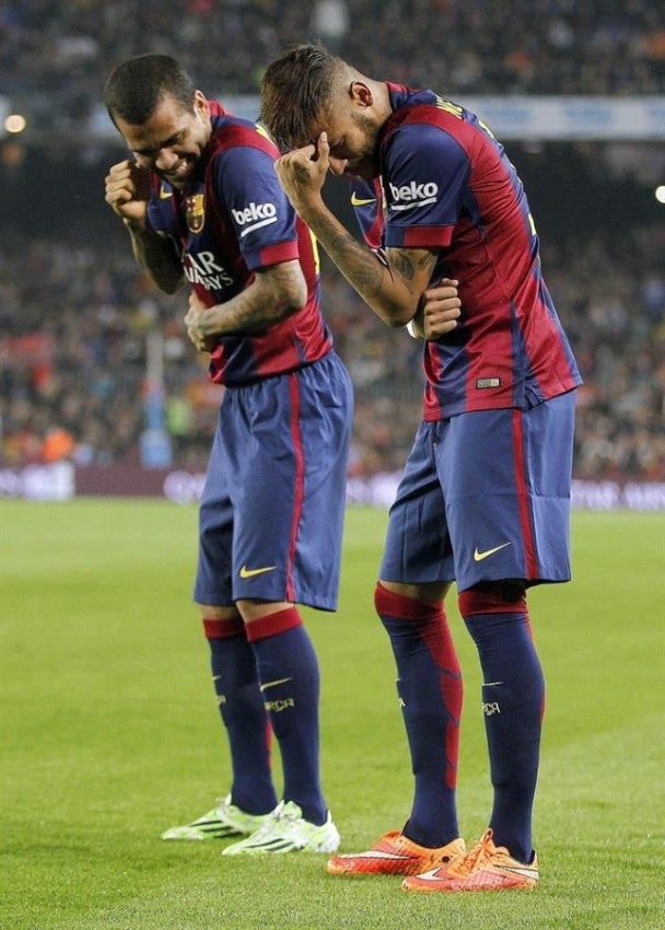 Dani Alves celebra un gol con Neymar en el Barcelona