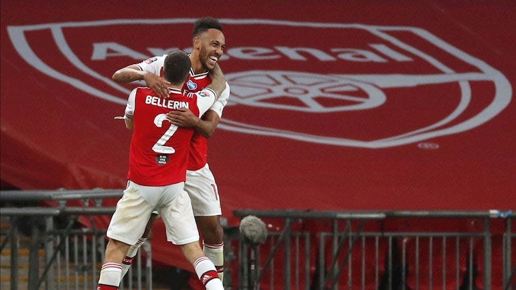 Aubameyang celebra un gol junto a Bellerin