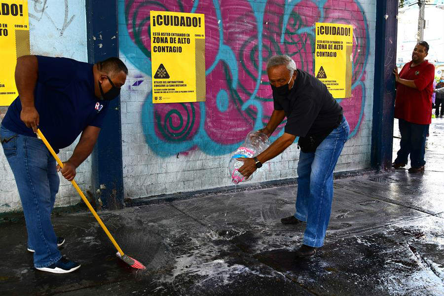 Habitantes de la Ciudad de México lavan sus calles