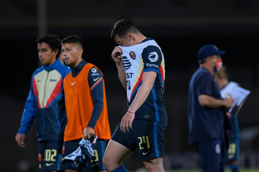 Viñas durante un partido con América