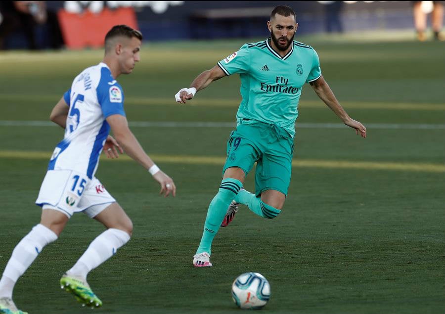 Karim Benzema pelea el baló en el juego ante el Leganés