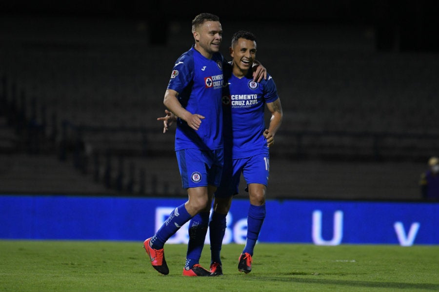 Jonathan Rodríguez celebra tras marcar el penalti con Yoshimar Yotún