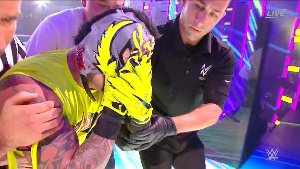 Rey Mysterio se lastimó nuevamente el ojo