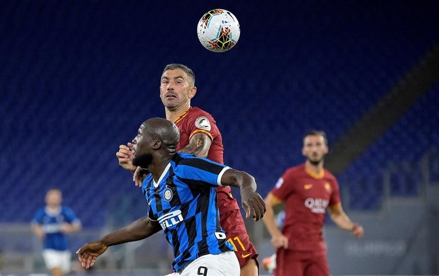 Lukaku compitiendo por un balón 