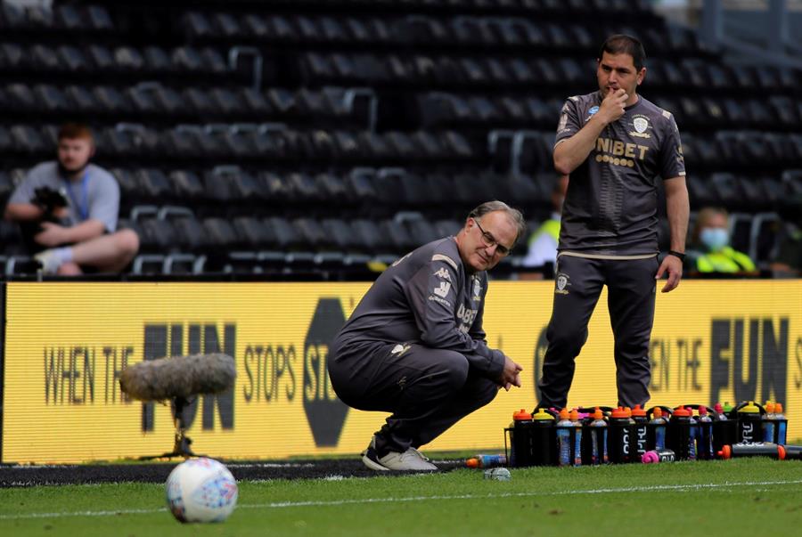 Bielsa sigue las acciones de sus pupilos