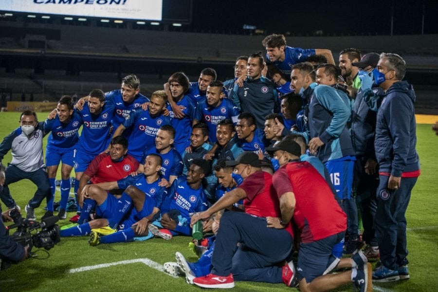 Jugadores y cuerpo técnico festejan título