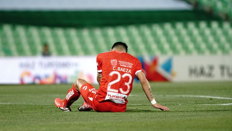 Claudio Baeza se lamenta en partido con Necaxa